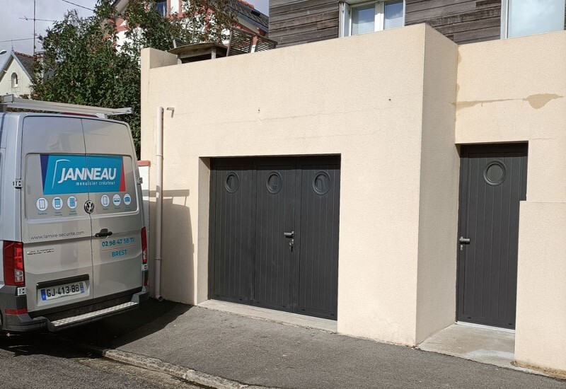 porte-de-garage-avec-hublots1 porte-de-garage-avec-hublots1